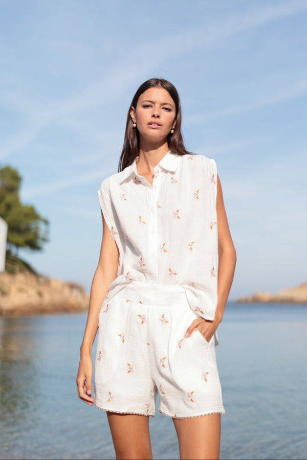 SHORT WHITE WITH EMBROIDERY
